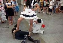 路边吃瓜姑娘图片,捕捉夏日街头一幕