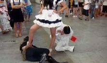 路边吃瓜姑娘图片,捕捉夏日街头一幕