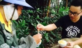 路边吃瓜姑娘图片,捕捉夏日街头一幕